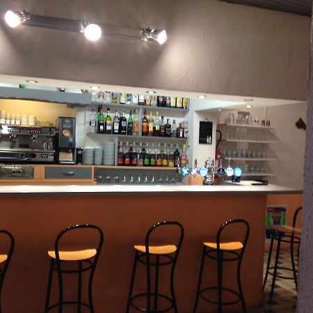 Bar Hotel De La Place Mezel Екстериор снимка