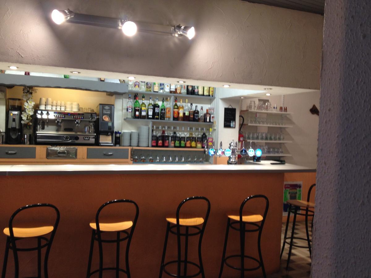 Bar Hotel De La Place Mezel Екстериор снимка