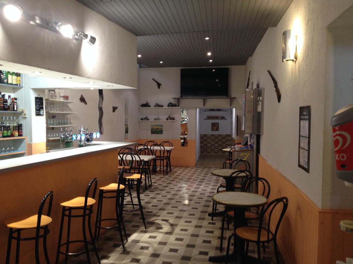 Bar Hotel De La Place Mezel Екстериор снимка