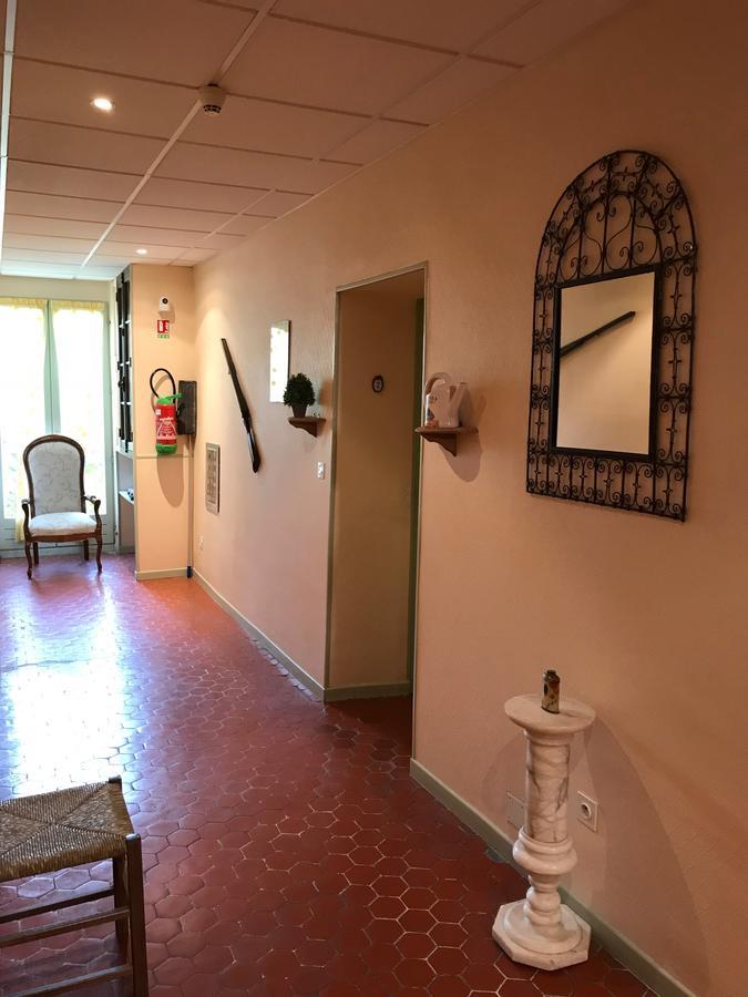 Bar Hotel De La Place Mezel Екстериор снимка